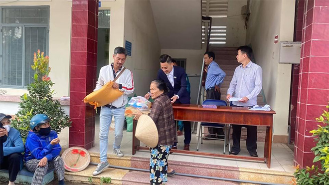 Đại diện 2 Công ty trao quà, nhu yếu phẩm cho người dân nghèo huyện Cam Lâm