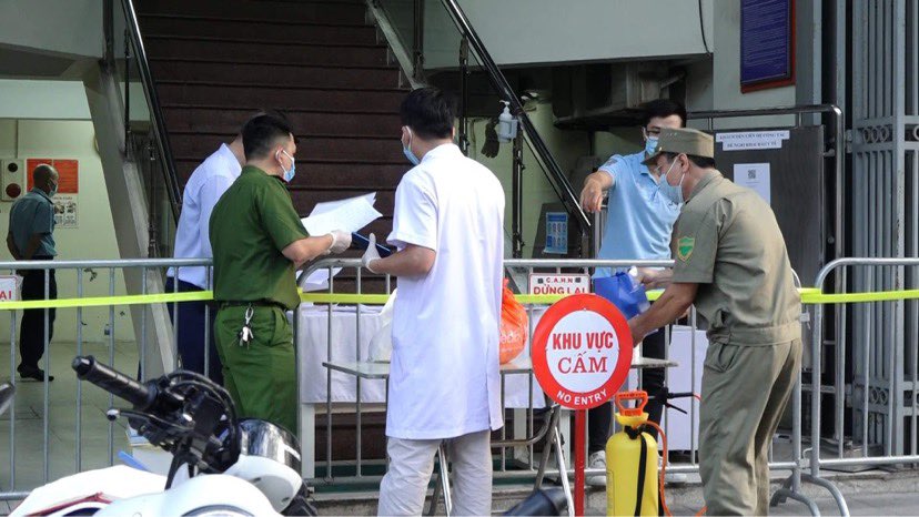 Lực lượng chức năng đã tạm phong toả số 25 Lý Thường Kiệt, Hoàn Kiếm, Hà Nội nơi nữ nhân viên ngân hàng dương tính với SARS-CoV-2 làm việc