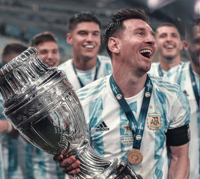 Messi ôm cúp vô địch Copa America 2021