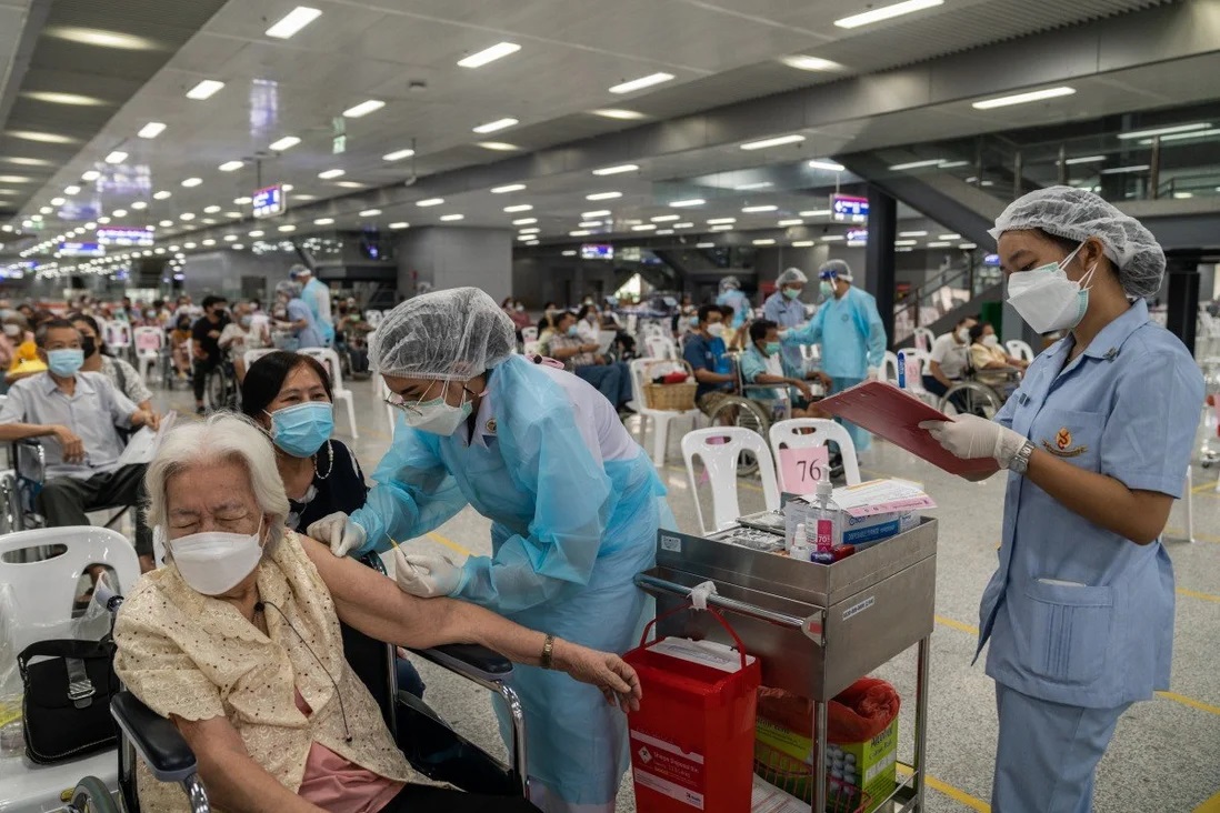 Nhân viên y tế Thái Lan tiêm vắc xin AstraZeneca cho người dân ở thủ đô Bangkok. Ảnh: Bloomberg