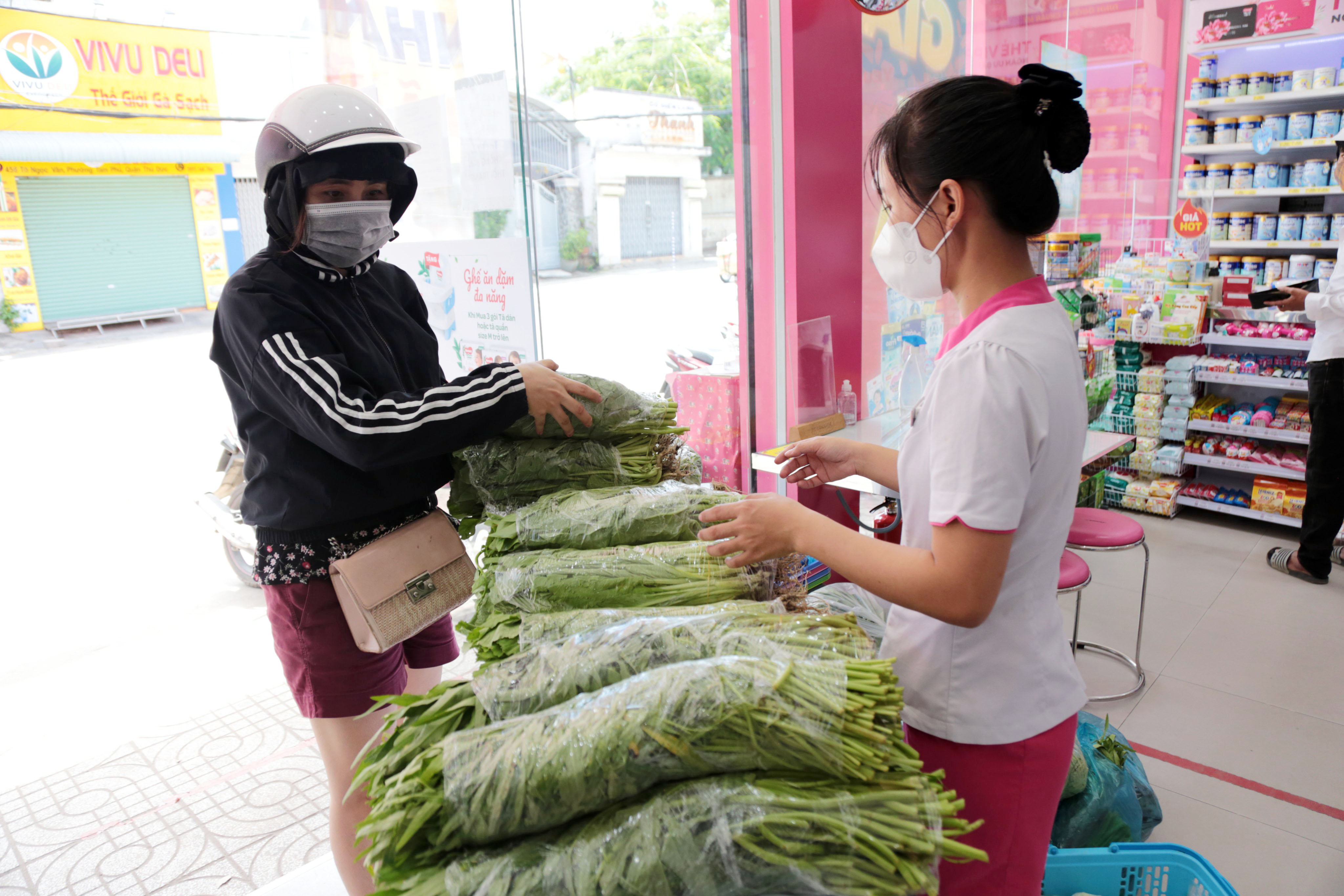 TP.HCM: Cửa hàng Con Cưng bán rau củ, nhiều mặt hàng đồng giá 35.000 đồng/kg - 10