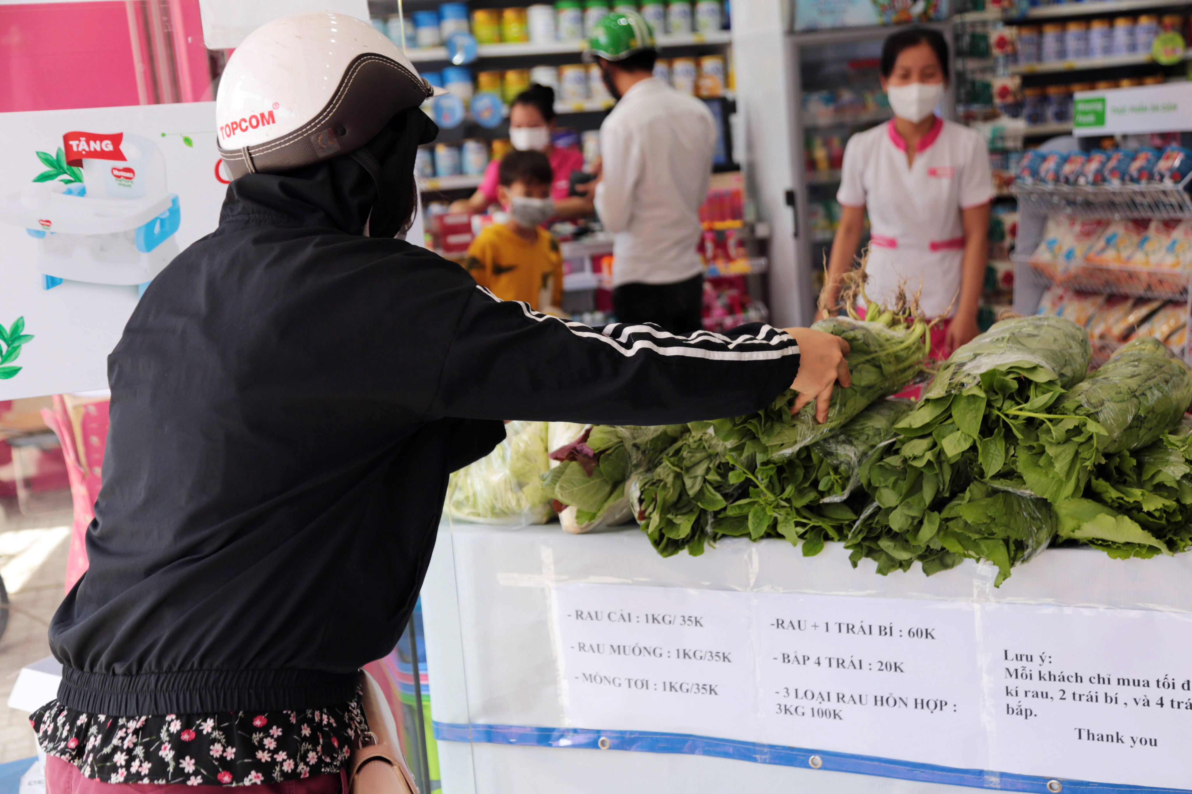 TP.HCM: Cửa hàng Con Cưng bán rau củ, nhiều mặt hàng đồng giá 35.000 đồng/kg - 8