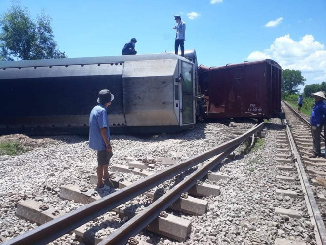Nhiều toa tàu của tàu hàng SH4 bị lật đè hỏng đường ray tuyến đường sắt Bắc-Nam đoạn qua Quảng Trị.