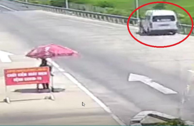 Thượng úy CSGT bị nam tài xế ô tô đẩy trên cao tốc (khoanh đỏ). Ảnh cắt từ clip