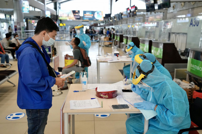 Lấy mẫu xét nghiệm Covid-19 cho người dân có nhu cầu tại sân bay Nội Bài - Ảnh: Phan Công