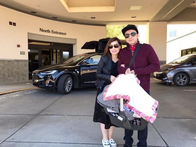 Đằng sau vợ chồng Đan Trường là chiếc xe Tesla Model X đình đám. Chiếc xe này có giá trị 140.000 USD cho phiên bản P100D.
