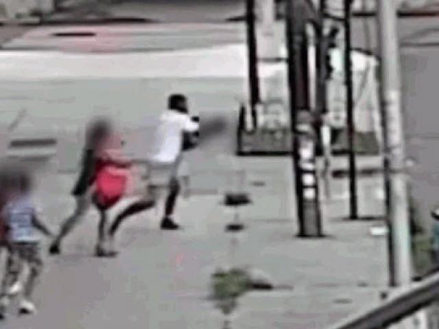 Video - Clip: Mẹ phản ứng cực nhanh, cứu con nhỏ thoát khỏi tay kẻ bắt cóc