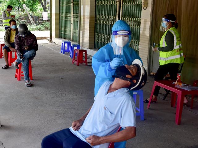 Tin tức trong ngày - TP.HCM: Người đàn ông đi mua gạo dương tính SARS-CoV-2 khi test nhanh COVID-19 bên đường