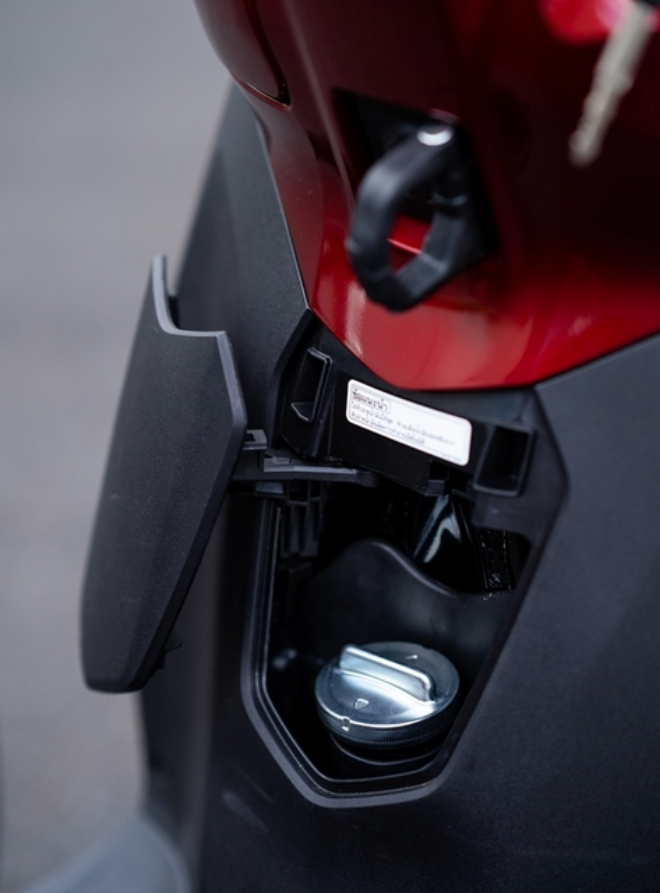 Xe ga Honda LEAD mới khoe sắc đỏ thắm ngay thủ phủ của Click - 6