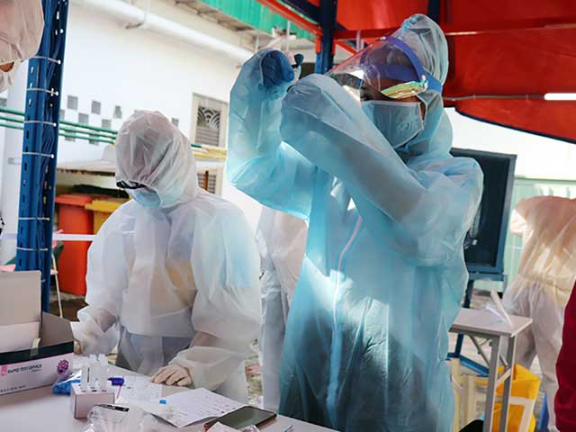 CDC Đồng Nai tổ chức thực hiện test nhanh cho người lao động tại Công ty PouChen Việt Nam (phường Hóa An, TP.Biên Hòa)