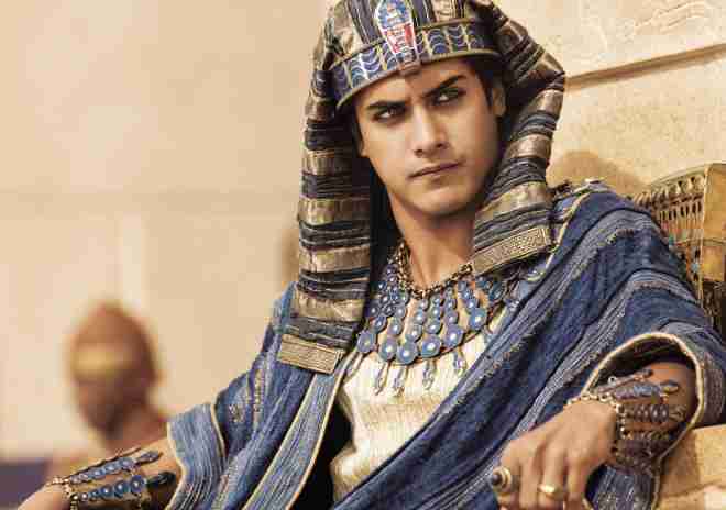 Dung mạo tuấn tú của vị vua trẻ tuổi nhất trong phim "Hoàng đế Ai Cập".