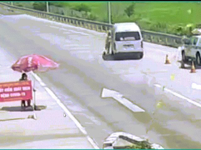 Tin tức trong ngày - Sợ bị xử phạt, tài xế ô tô ủi CSGT trên cao tốc rồi tăng ga bỏ chạy
