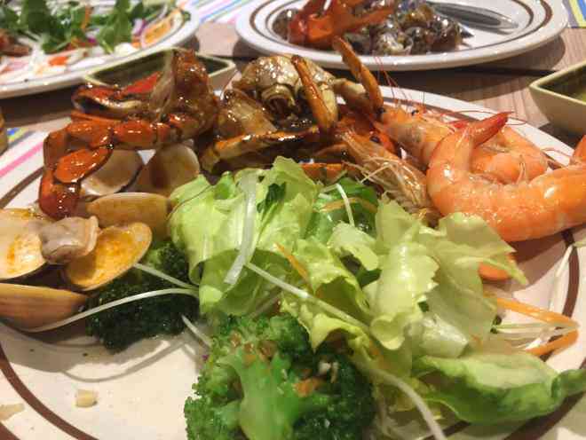 Khi nấu nướng và chế biến thức ăn nên hạn chế muối. Ảnh: NHẬT LINH