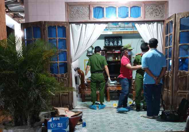 Công an khám nghiệm hiện trường vụ án mạng