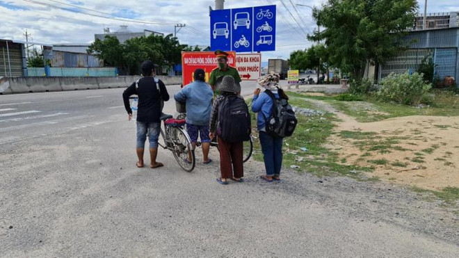 4 người trong gia đình đạp xe qua chốt kiểm soát dịch COVID-19 tại Chung Mỹ, thị trấn Phước Dân huyện Ninh Phước, Ninh Thuận. Ảnh:&nbsp;Facebook “Tuổi Trẻ Công an Ninh Phước”