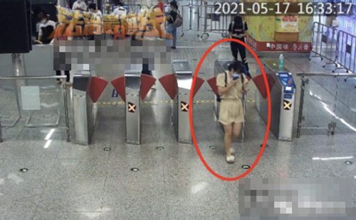Xé quần áo livestream hở hang trên tàu điện ngầm, cô gái bị cảnh sát bắt - 1
