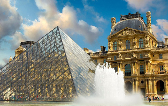 Paris, Pháp: Thủ đô của Pháp từ lâu đã được coi là biểu tượng của phong cách và là thành phố quyến rũ nhất ở châu Âu, với những con phố và đại lộ thanh lịch, tháp Eiffel hoành tráng cùng hàng loạt tác phẩm nghệ thuật và kiến ​​trúc đáng kinh ngạc.
