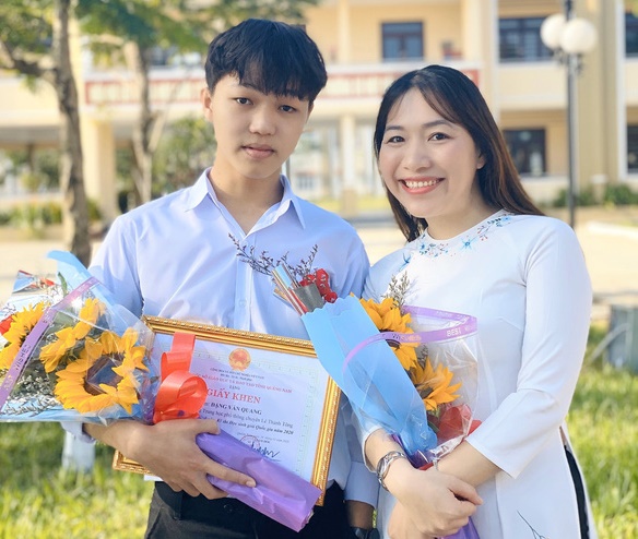 Nam sinh Đặng Văn Quang cùng cô giáo. Ảnh: Tuổi Trẻ Online