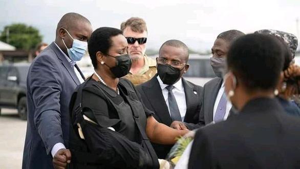 Bà Martine Moise, vợ góa của Tổng thống Haiti Jovenel Moise, tại sân bay quốc tế Toussaint Louverture ở thủ đô Port-au-Prince hôm 17-7. Ảnh: Reuters
