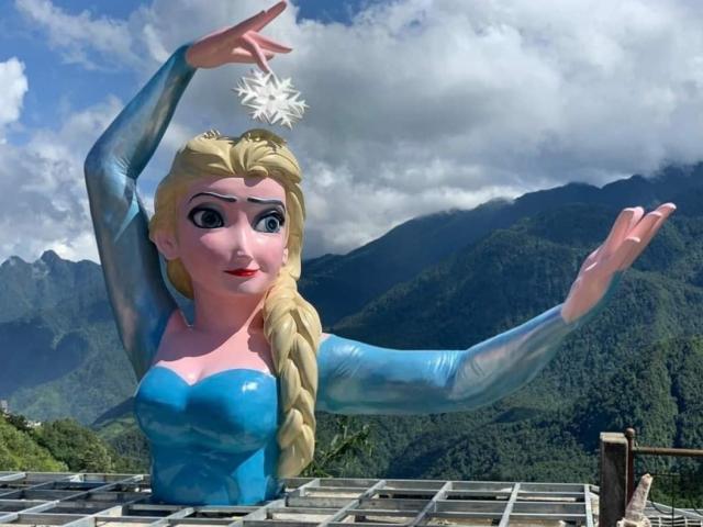 Tin tức trong ngày - Tin tức 24h qua: Tượng nữ hoàng băng giá Elsa mặt méo ở Sa Pa gây tranh cãi