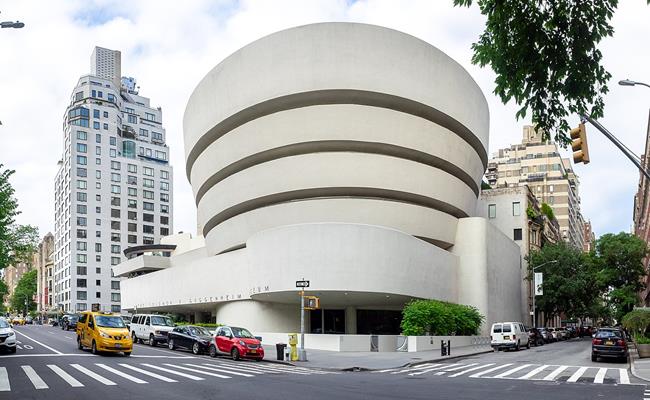 Hình dáng tổng thể của bảo tàng Guggenheim ở New York giống như một cái “bồn cầu khổng lồ”, khá dễ hiểu vì sao công trình này nhanh chóng làm dấy lên nhiều tranh cãi. 
