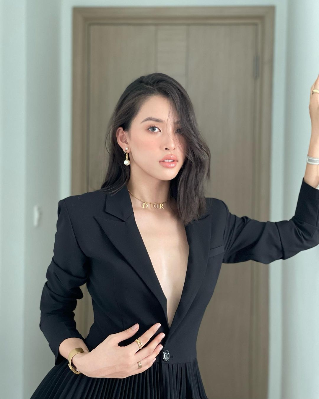 Hoa hậu Trần Tiểu Vy đăng tải hình ảnh mới trên Instagram cá nhân. Vẻ đẹp gợi cảm, sắc sảo của cô được nhiều người liên tưởng tới nhân vật miêu nữ.