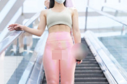 Cô gái mặc quần legging ánh màu cầu vồng bị chê vô duyên vì lý do này