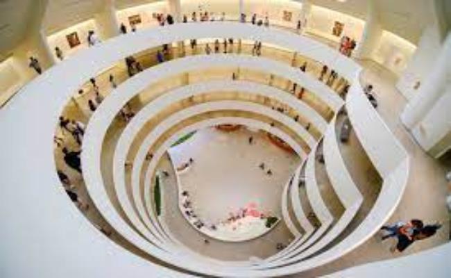 Dù bị chỉ trích nhưng công chúng vẫn thích đến bảo tàng Guggenheim để chiêm ngưỡng kết cấu của tòa nhà này thay vì ngắm nhìn những bức họa nghệ thuật bên trong. 
