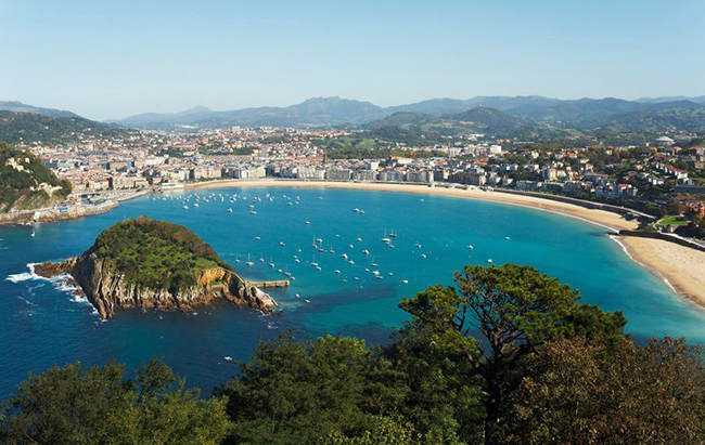 San Sebastián, Tây Ban Nha: Nằm trong vịnh Biscay tuyệt đẹp với bãi biển cát vàng bao quanh làn nước trong xanh, thành phố ven biển này đã trở thành sân chơi mùa hè cho gia đình hoàng gia Tây Ban Nha kể từ giữa những năm 1800. 

