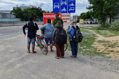 Thất nghiệp giữa mùa dịch, 4 mẹ con đạp xe từ Đồng Nai về Nghệ An