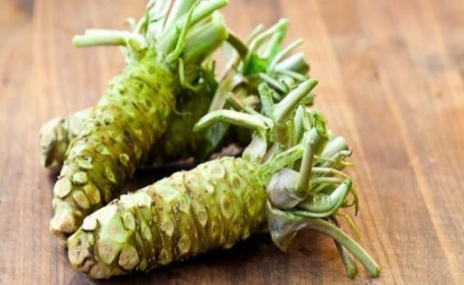 Wasabi (mù tạt) là loại củ được dùng làm gia vị, nổi tiếng với độ cay tê hấp dẫn. Nó thường được dùng chung với các món tươi sống của Nhật Bản. 
