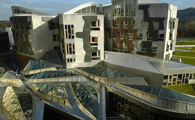 Tòa Nghị Viện Scotland, Edinburgh gây tranh cãi vì rất nhiều lý do. Thứ nhất, tòa nhà này tốn 414,4 triệu bảng Anh (13.100 tỷ đồng), gấp gần 10 lần so với mức vốn ban đầu được đưa ra là 55 triệu bảng Anh (1.740 tỷ đồng).
