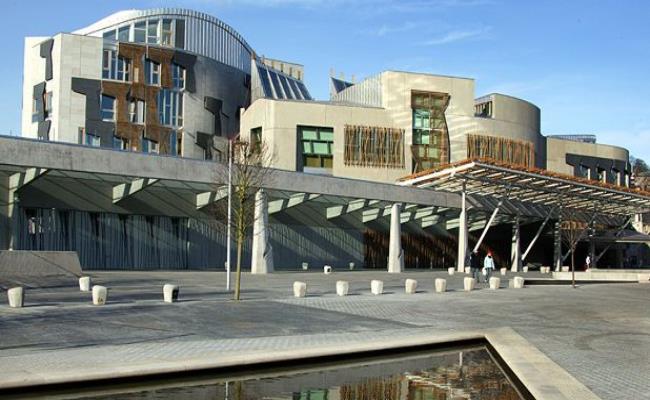 Thứ hai, tòa nghị viện được đặt tại khu vực Holyrood - nơi được UNESCO công nhận là di sản thế giới trong khi tác giả thiết kế không phải là người Scottland.
