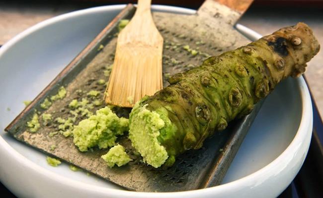 Lý do khiến wasabi đắt đến vậy là bởi quy trình sản xuất quá kỳ công, dẫn đến số lượng cây khan hiếm.
