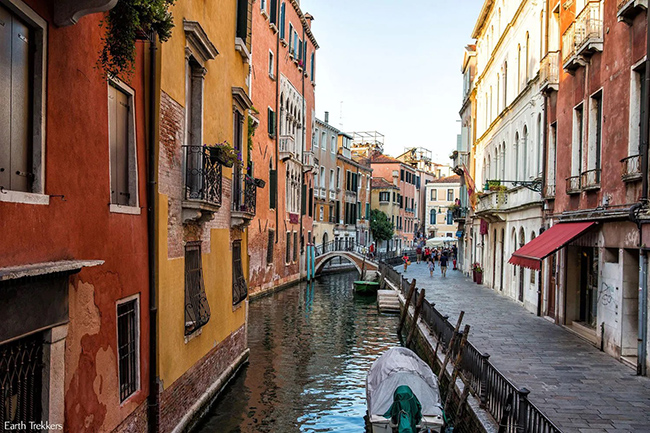 Venice, Ý: Venice luôn có sức hấp dẫn với khung cảnh lãng mạn không thể phủ nhận, kiến ​​trúc cổ điển và cảnh biển tuyệt vời, đây chính là lý do hàng triệu du khách đổ về đây mỗi mùa du lịch. 
