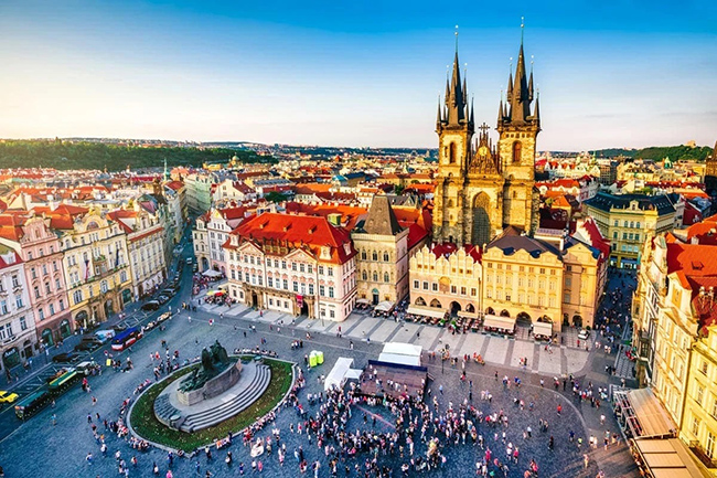 Praha, Cộng hòa Séc: Đây là một đô thị náo nhiệt vào ban đêm, nhưng ban ngày, bạn có thể lạc mình giữa những con đường rải sỏi cổ kính và dành một buổi chiều để chiêm ngưỡng quang cảnh từ cầu Charles tới sông Vltava. 
