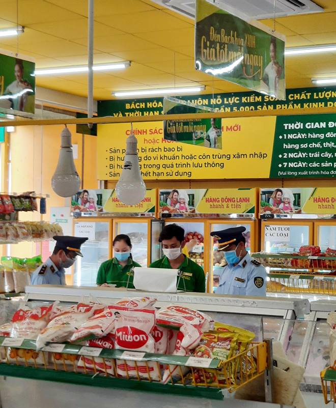 Lực lượng quản lý thị trường Đắk Lắk phát hiện cửa hàng này bán hàng không niêm yết giá và bán cao hơn giá niêm yết.