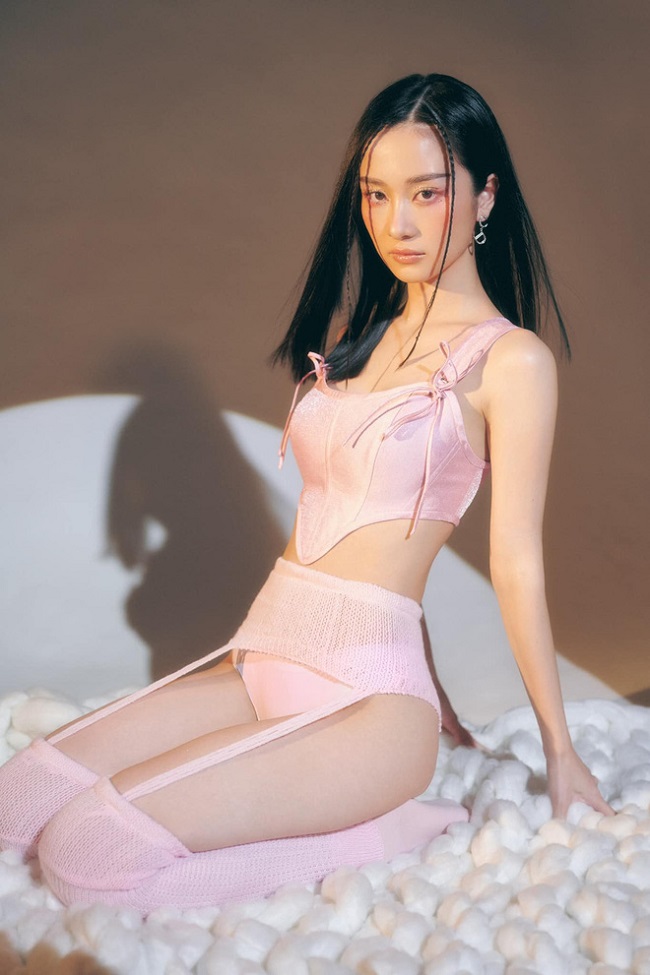 Sau khi phẫu thuật, từ hình ảnh hot girl trong trẻo, Jun Vũ thay đổi hoàn toàn phong cách ăn mặc. Cô ưa chuộng những thiết kế khoe tối đa vẻ hấp dẫn của vòng 1.
