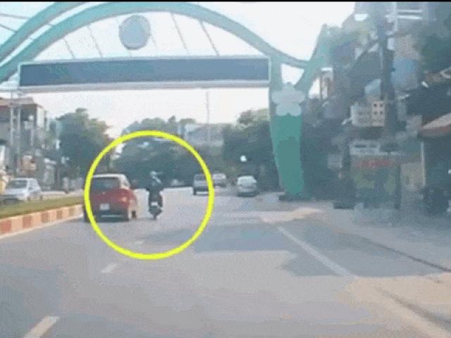 Tin tức trong ngày - Ô tô cố tình gây tai nạn cho xe máy để "trả đũa"