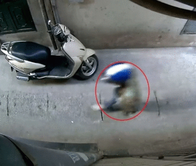 Video: Kẻ trộm thò tay vào trong mặt nạ Honda LEAD móc IC thất bại - 1