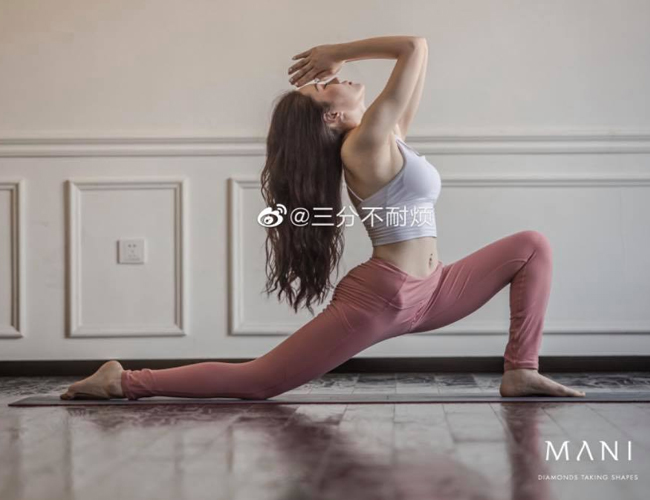 Để giữ dáng, Lindsay là một tín đồ trung thành của bộ môn yoga nhiều năm. Chính vì thế, những chiếc quần tập cũng thường xuyên được cô sử dụng.
