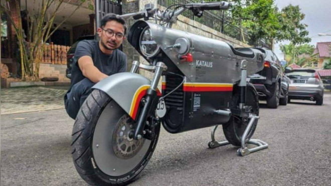 Katalis EV.500 là mẫu xe điện được thiết kế với chất liệu từ máy bay chiến đấu trong Thế chiến II