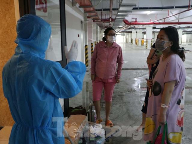 Tin tức trong ngày - Theo chân bác sĩ chăm sản phụ mắc COVID-19 ở bệnh viện dã chiến lớn nhất TPHCM