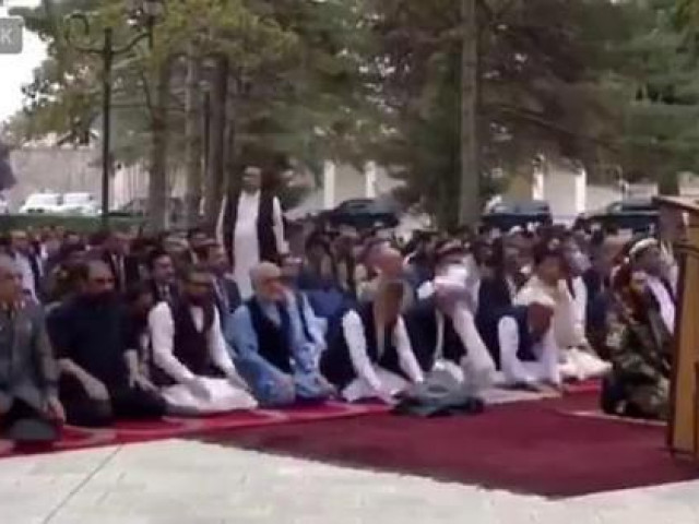 Thế giới - Cảnh lãnh đạo Afghanistan thành tâm cầu nguyện bất chấp rocket rơi gần dinh tổng thống