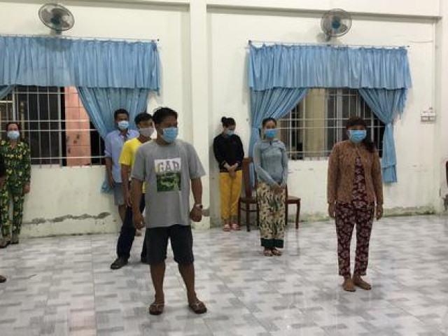 Pháp luật - Bắt quả tang 5 bà cùng 5 ông đang làm liều trong căn phòng khóa kín