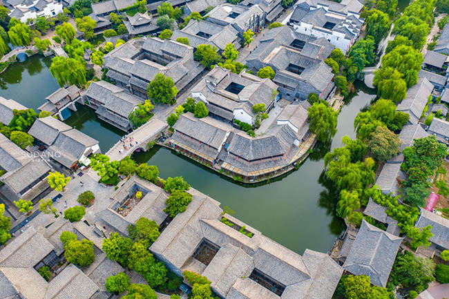 Tảo Trang là một thị trấn nhỏ ở tỉnh Sơn Đông, Trung Quốc. Nơi này khiến cho mọi người vô cùng ấn tượng khi có hệ thống kênh đào dài tới 93,5km, được ví như “thị trấn nước” và là “thị trấn duy nhất còn sót lại trên kênh đào nối liền Hàng Châu và Bắc Kinh”.
