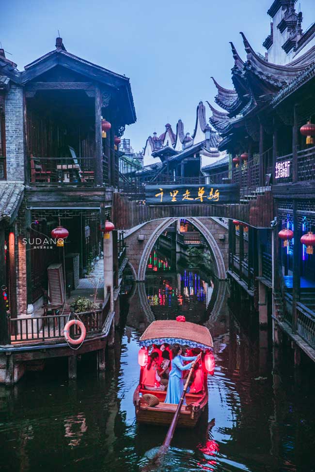 Dần dần theo thời gian, nơi đây trở nên nhộn nhịp, cư dân kéo đến sinh sống và nhiều công trình được xây dựng.

