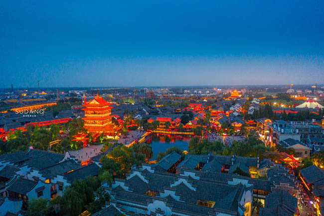 Một số người nói rằng khung cảnh đáng xem nhất ở Đài Nhi Trang là cảnh đêm. Lúc này, mọi thứ trở nên nhộn nhịp, tất bật với dòng người từ du khách, thương gia, người lớn, trẻ em, thợ thủ công, người chèo thuyền…
