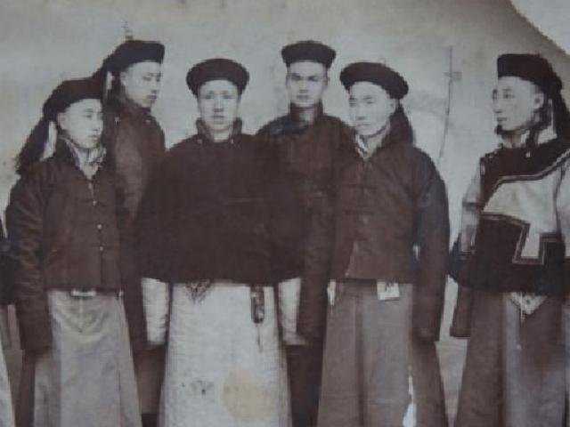 Thế giới - Triều Thanh ở TQ sụp đổ, vương công quý tộc quen xa hoa sau đó sống ra sao?