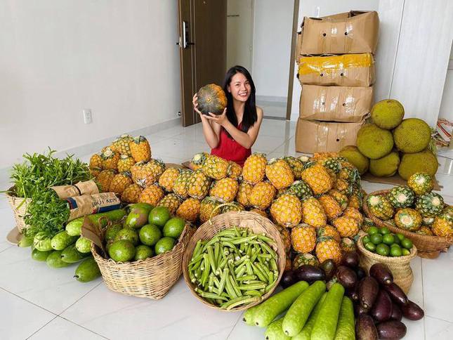 Cô gái Đắk Lắk cùng bạn mỗi ngày khiêng nửa tấn rau củ tặng Sài Gòn - 1